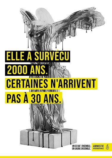 Affiche Amnesty International reprenant la Victoire de Samothrace, avec le message : elle a survécu 2000 ans, certaines n'arrivent pas à 30 ans